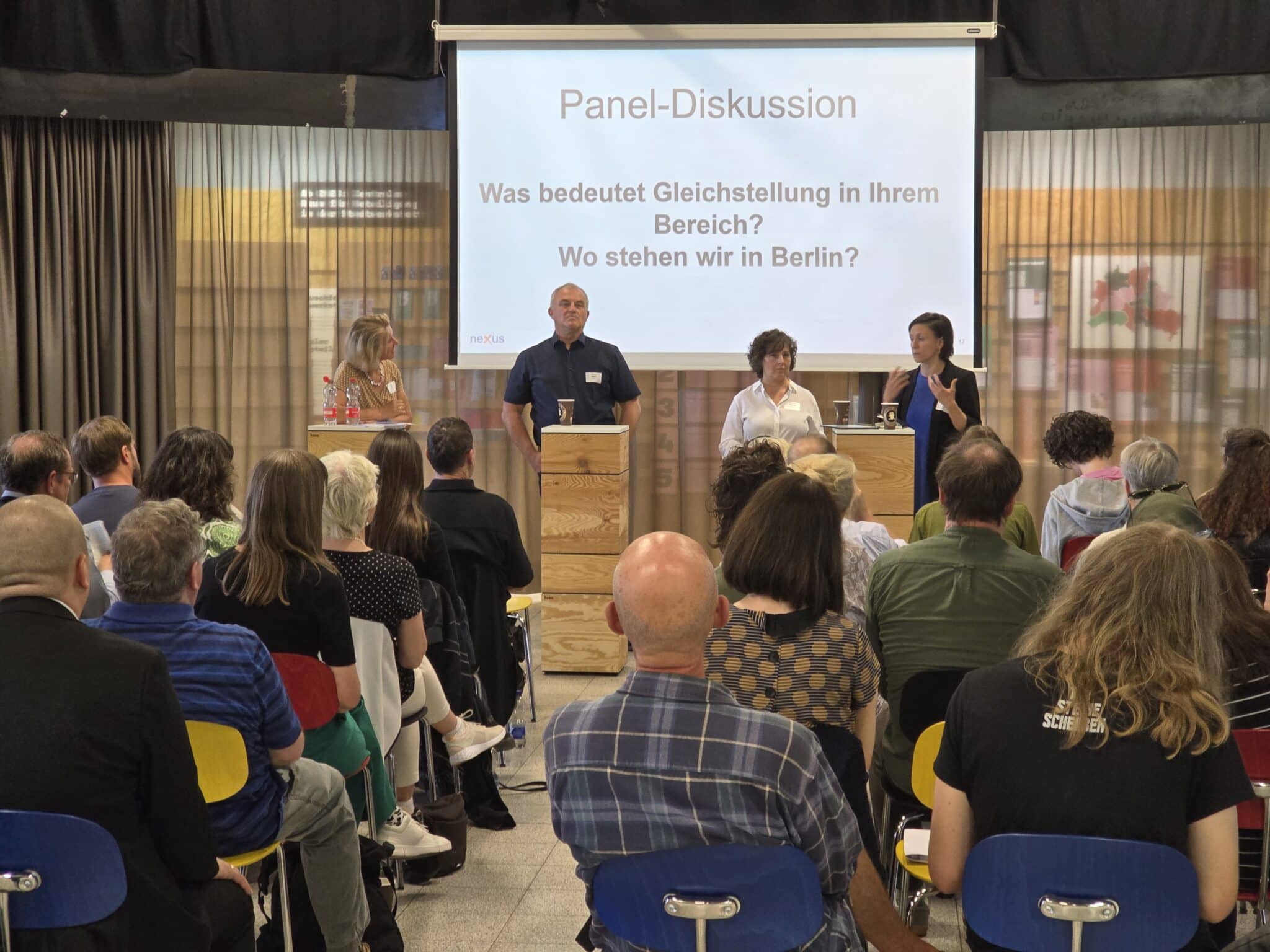 Das Foto zeigt eine Podiumsdiskusion mit Lisi Maier, Prof. Dr. Magdalena Nowicka und Thomas Altgeld.