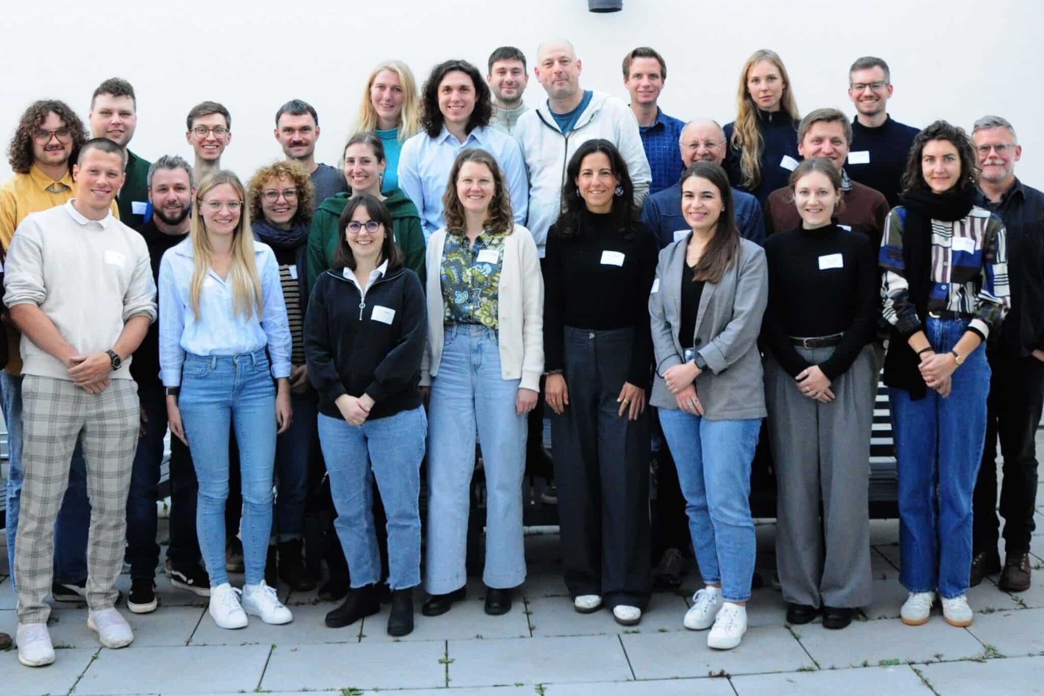 Das Bild zeigt eine Gruppe von etwas 25 Teilnehmenden der Abschlussveranstaltung.