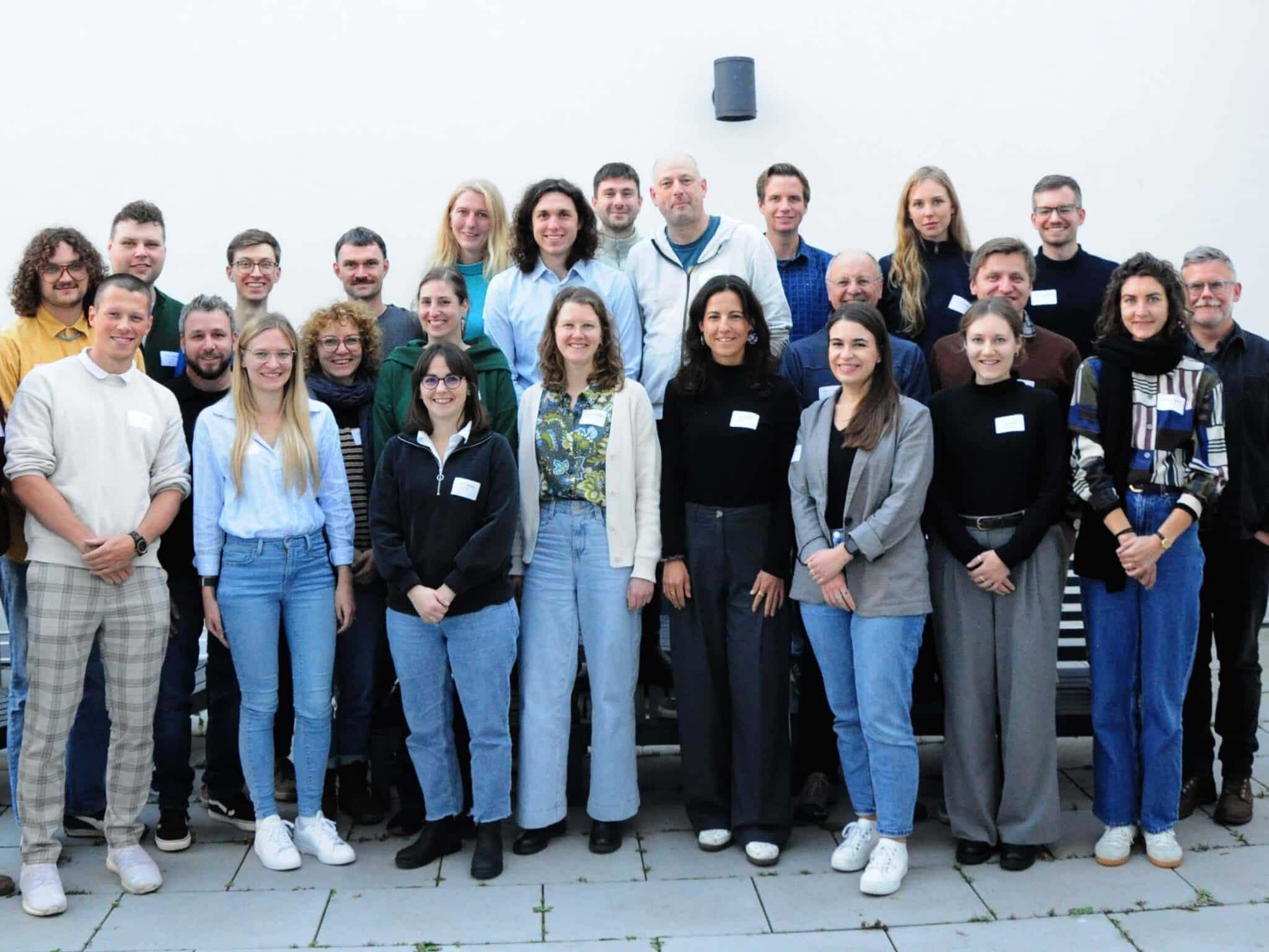 Das Bild zeigt eine Gruppe von etwas 25 Teilnehmenden der Abschlussveranstaltung.