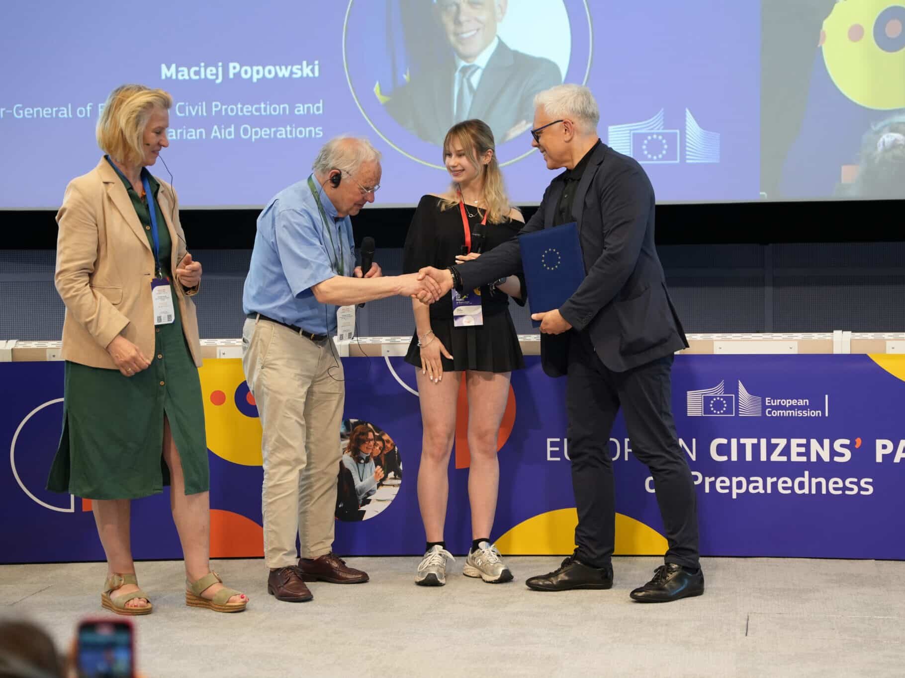 Das Foto zeigt Personen auf einem Podium bei der Übergabe der Empfehlungen.
